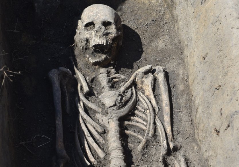 Archeologové našli ve Vyškově pravěký hrob tří lidí, jeden z nich zemřel násilně