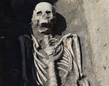 Archeologové našli ve Vyškově pravěký hrob tří lidí, jeden z nich zemřel násilně