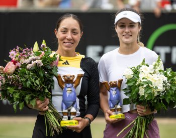 Tenisté Sinner a Pegulaová získali první titul na trávě