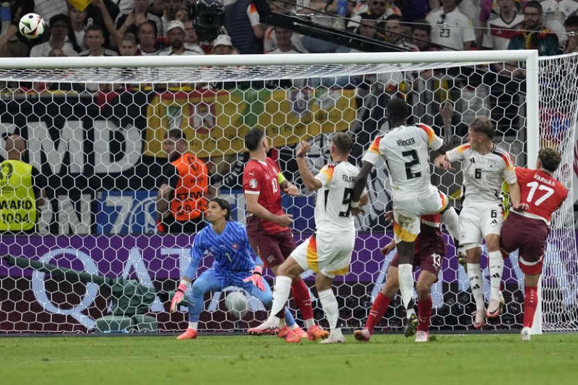 Němci zachránili remízu se Švýcary a vyhráli skupinu, postupují oba