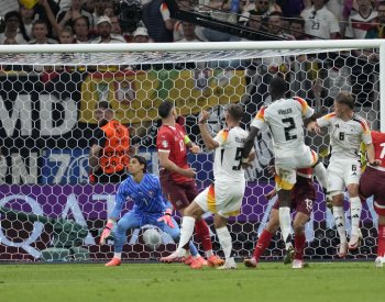 Němci zachránili remízu se Švýcary a vyhráli skupinu, postupují oba