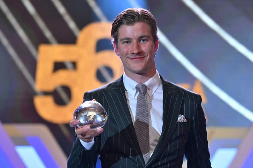 Dostála potěšilo, že mu cenu předal Hašek, už se připravuje na další sezonu