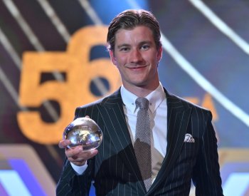 Dostála potěšilo, že mu cenu předal Hašek, už se připravuje na další sezonu