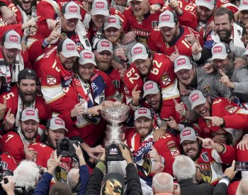 Florida po třech prohrách zabrala a po výhře 2:1 má první Stanley Cup