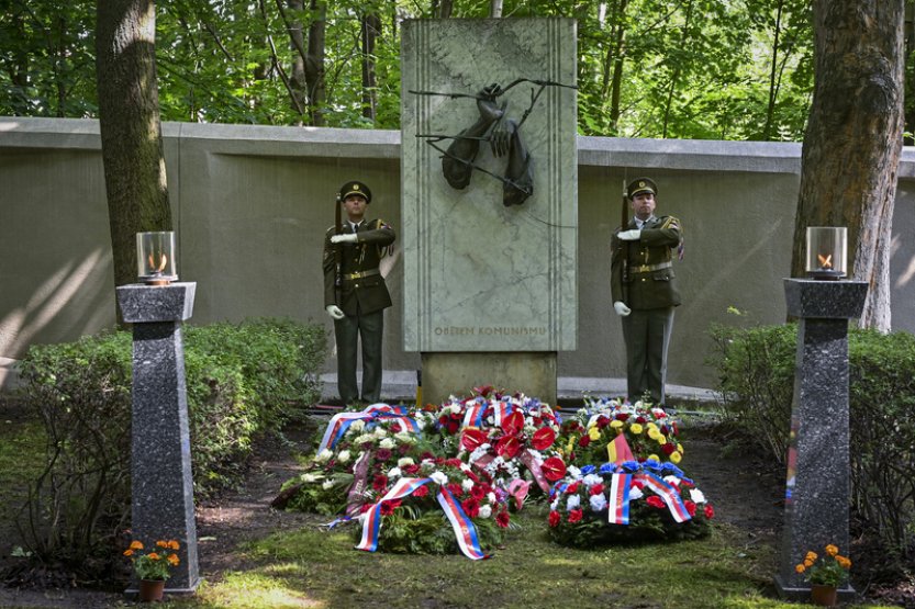 Historici na Ďáblickém hřbitově identifikovali polohu ostatků 20 vězňů komunismu