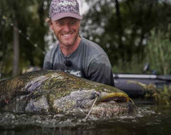 Profesionální rybář Jakub Vágner na rekordního sumce čekal 33 let