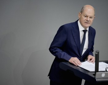 Německý kancléř v parlamentu varoval před vzestupem populismu v Evropě