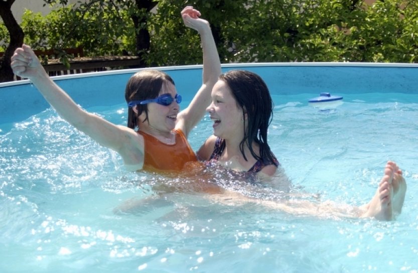 Anketa: Lidé začali letos kupovat bazény už v dubnu, roste také zájem o vířivky