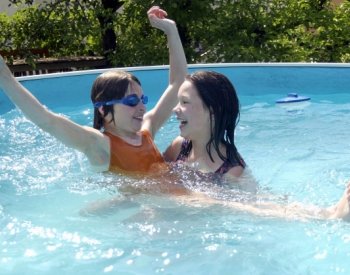 Anketa: Lidé začali letos kupovat bazény už v dubnu, roste také zájem o vířivky