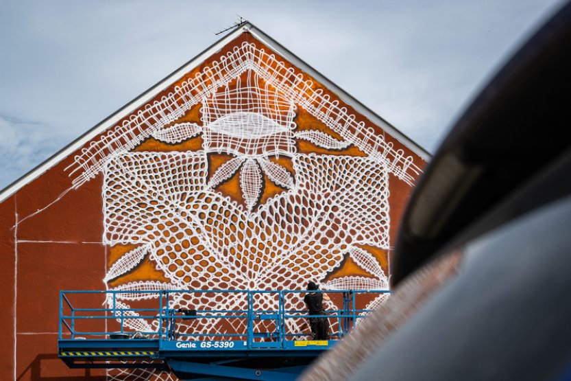 Ve Vamberku na Rychnovsku vzniká na fasádě domu obří malovaná krajka