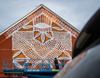 Ve Vamberku na Rychnovsku vzniká na fasádě domu obří malovaná krajka