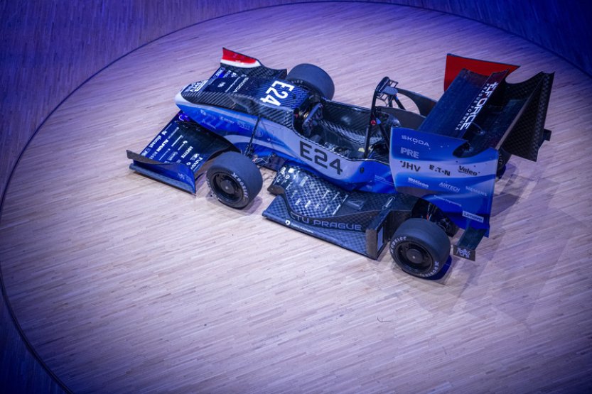 Nový model formule studentů ČVUT je čistě elektrický a umí jezdit i bez řidiče