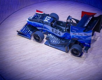 Nový model formule studentů ČVUT je čistě elektrický a umí jezdit i bez řidiče