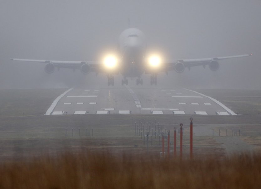 Boeing v nouzi vypustil podle německé letové služby většinu paliva nad Českem