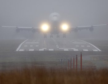 Boeing v nouzi vypustil podle německé letové služby většinu paliva nad Českem