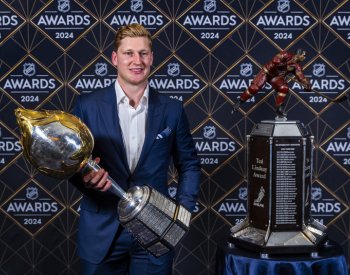 MacKinnon získal Hartovu trofej pro nejužitečnějšího hráče i Ted Lindsay Award