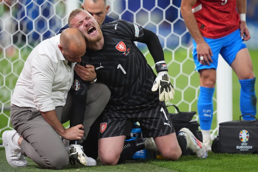 Brankáře Staňka čeká po Euru operace ramena a dlouhá rekonvalescence