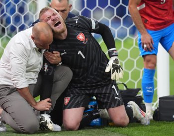 Brankáře Staňka čeká po Euru operace ramena a dlouhá rekonvalescence