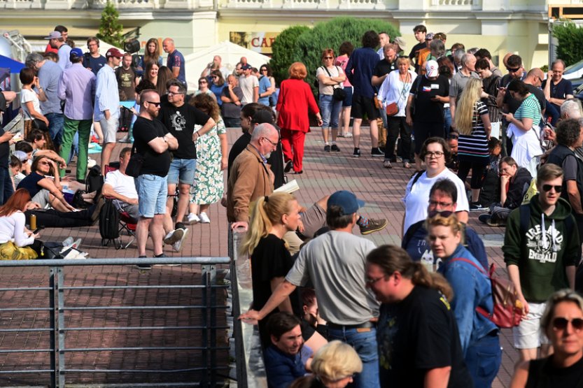 Do Karlových Varů se sjíždějí filmoví nadšenci, město se začíná plnit
