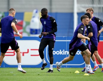 Němci vyzvou v osmifinále domácího ME remízového `krále` Dánsko