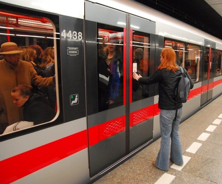 V metru na Hlavním nádraží spadla omítka, ve směru na Háje nelze vystoupit