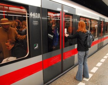 V metru na Hlavním nádraží spadla omítka, ve směru na Háje nelze vystoupit