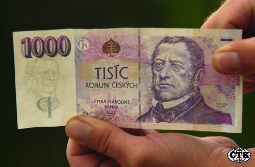 Naposledy jde v bankách vyměnit neplatné bankovky s tenkým proužkem