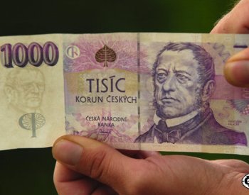 Naposledy jde v bankách vyměnit neplatné bankovky s tenkým proužkem