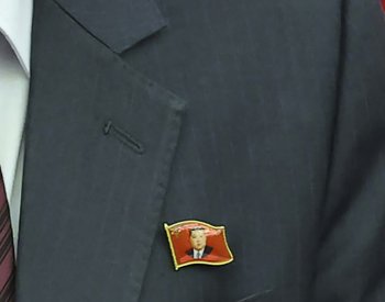 Kult osobnosti Kim Čong-una sílí, Severokorejci nosí odznaky s jeho fotkou