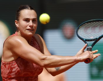 Světová tenisová trojka Sabalenková s bolavým ramenem vzdala Wimbledon