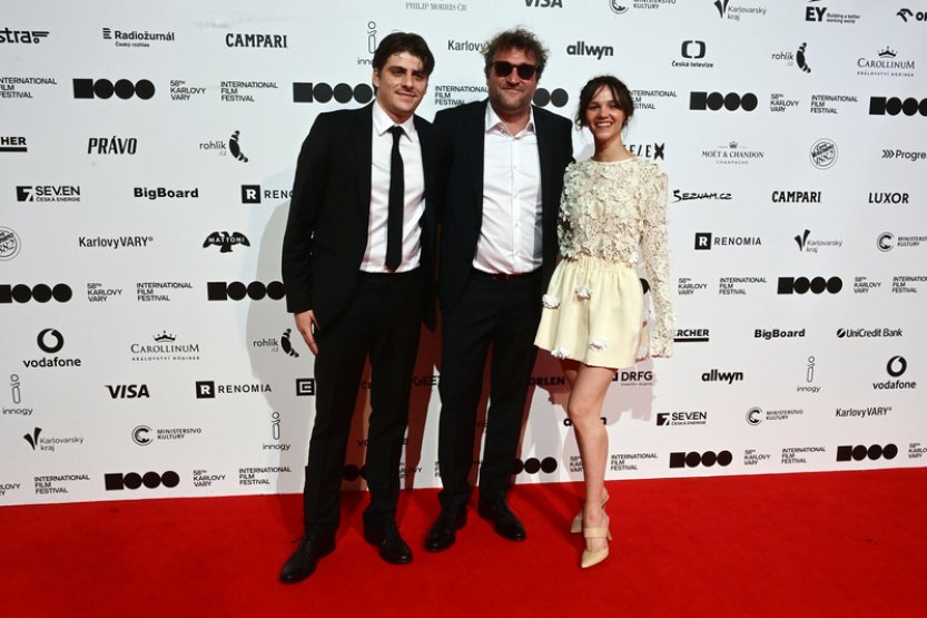 Ve světové premiéře festival v K.Varech uvedl soutěžní filmy Oslava a Xoftex