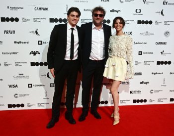 Ve světové premiéře festival v K.Varech uvedl soutěžní filmy Oslava a Xoftex