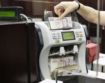 Vládní dluh v 1. čtvrtletí meziročně stoupl o 232,8 miliardy na 3,332 bilionu Kč