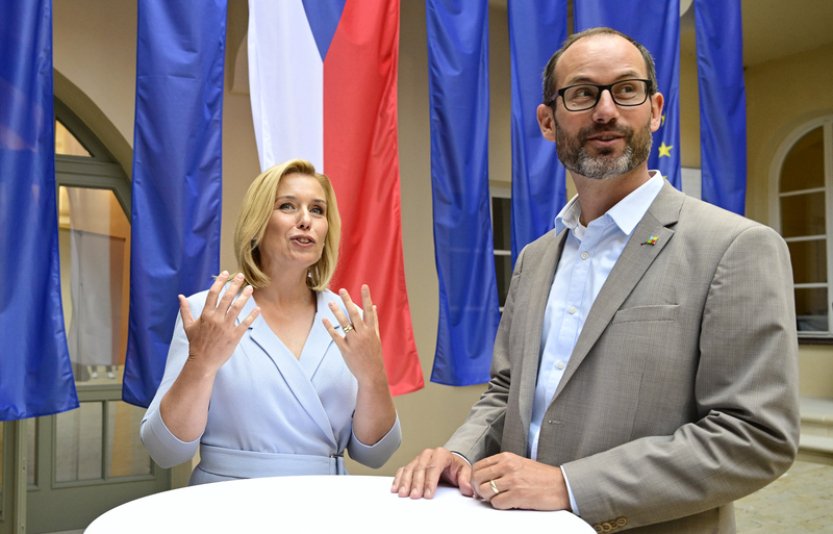 Europoslanci Farský a Nerudová zůstávají v EPP, Konečná a Dostál dál jednají