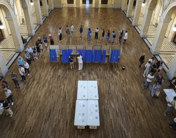 Účasti ve druhém kole voleb ve Francii se vzdalo 218 kandidátů z asi 300 obvodů