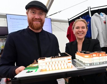 Hosté festivalu v K.Varech i partneři podporují nadaci hokejisty Jakuba Voráčka