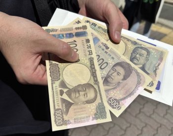 Japonsko vydává po dvou desetiletích nové bankovky, mají bránit padělání