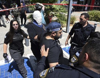 Jeden muž zahynul a druhý byl zraněn při útoku nožem v severním Izraeli