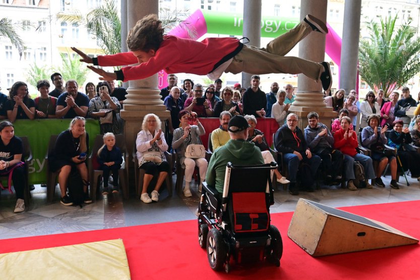 Parkouristé z týmu In Motion vystoupili v Karlových Varech s vozíčkáři