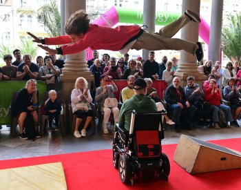 Parkouristé z týmu In Motion vystoupili v Karlových Varech s vozíčkáři