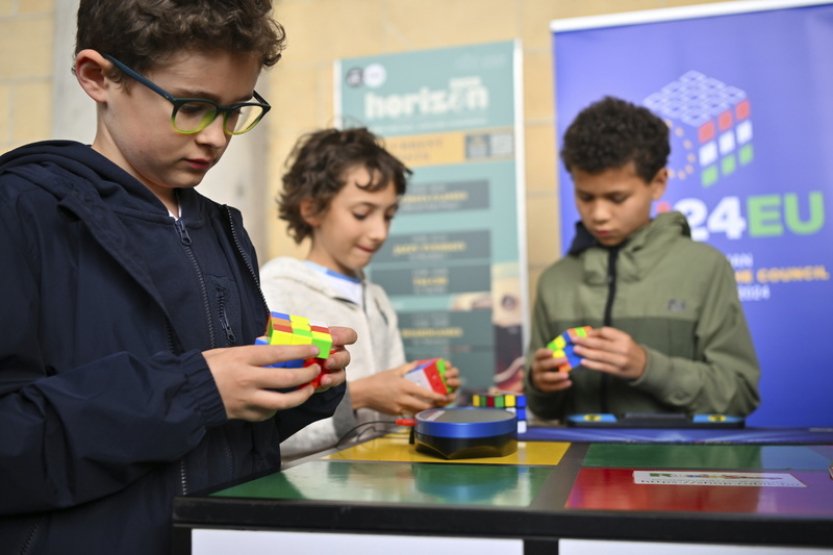 Maďarské předsednictví učilo Belgičany, jak skládat Rubikovu kostku