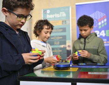 Maďarské předsednictví učilo Belgičany, jak skládat Rubikovu kostku