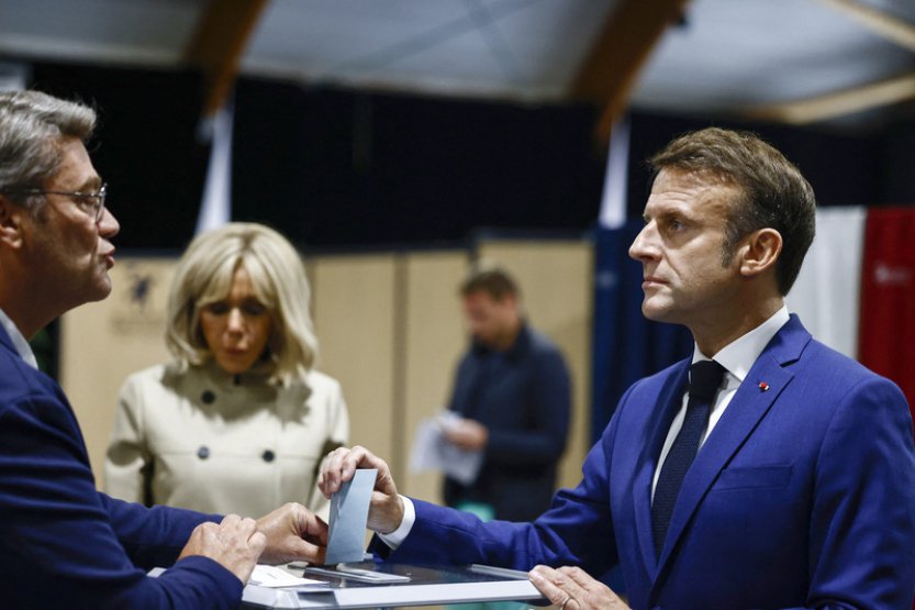 Politico: Kde je Macron? Prezident zmizel v době předvolební krize