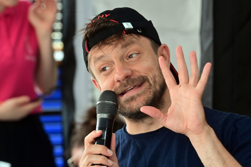 Film Vlny vynesl režiséru Jiřímu Mádlovi cenu innogy Modrá kostka