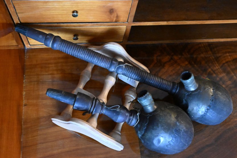 Popelník z největšího ořechu i dýmky z kokosů jsou k vidění na zámku v Rájci