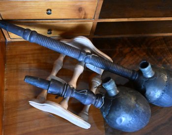 Popelník z největšího ořechu i dýmky z kokosů jsou k vidění na zámku v Rájci