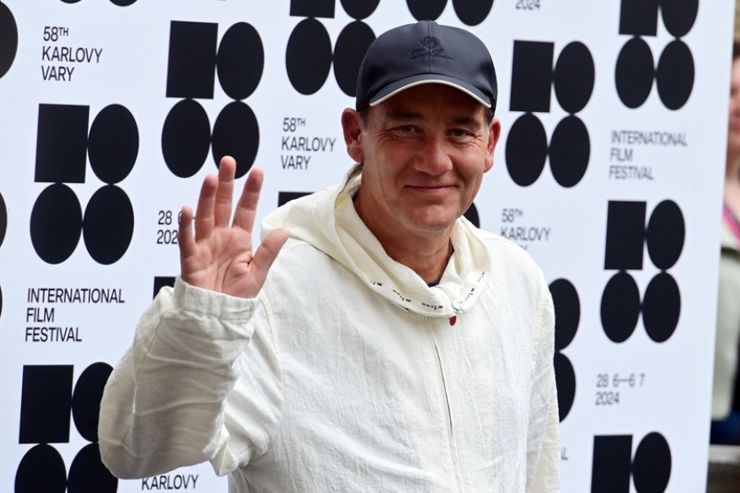 Britský herec Clive Owen na karlovarském festivalu uvede film Na dotek
