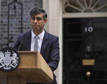 Sunak podal demisi, z čela Konzervativní strany odstoupí později