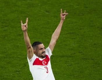 Demiral po kontroverzním gestu přišel o čtvrtfinále ME, Bellingham má pokutu