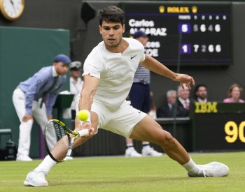 Bouzková ve wimbledonském deblu skončila, Krejčíková a Siniaková duely nedohrály